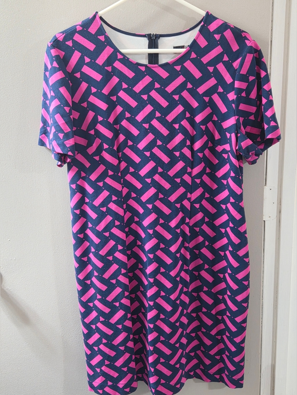 Trina Turk Women’s Navy and Hot Pink Geometric Shift Dress. Sz XL